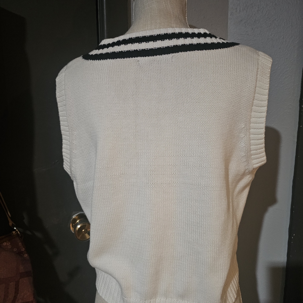 Elegant White V-Neck Sweater Vest - Picture 3 of 4